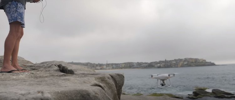 Australische dronepiloot filmt grote witte haai en waarschuwt onwetende zwemmers